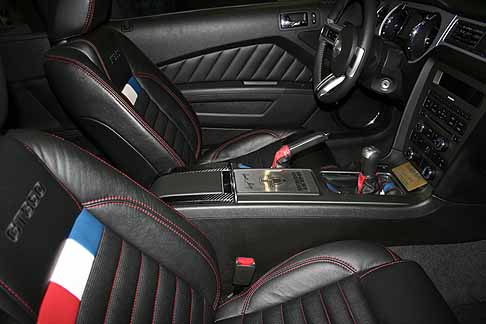 Shelby - Shelby American GT350 interni con brend GT350 sul sedile e cruscotto